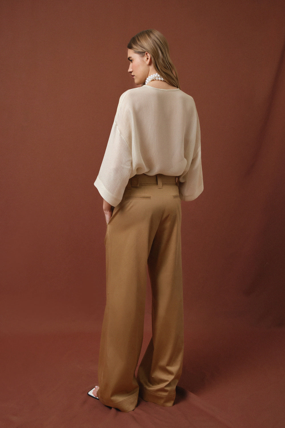 Weite Stoffhose mit Gürtel