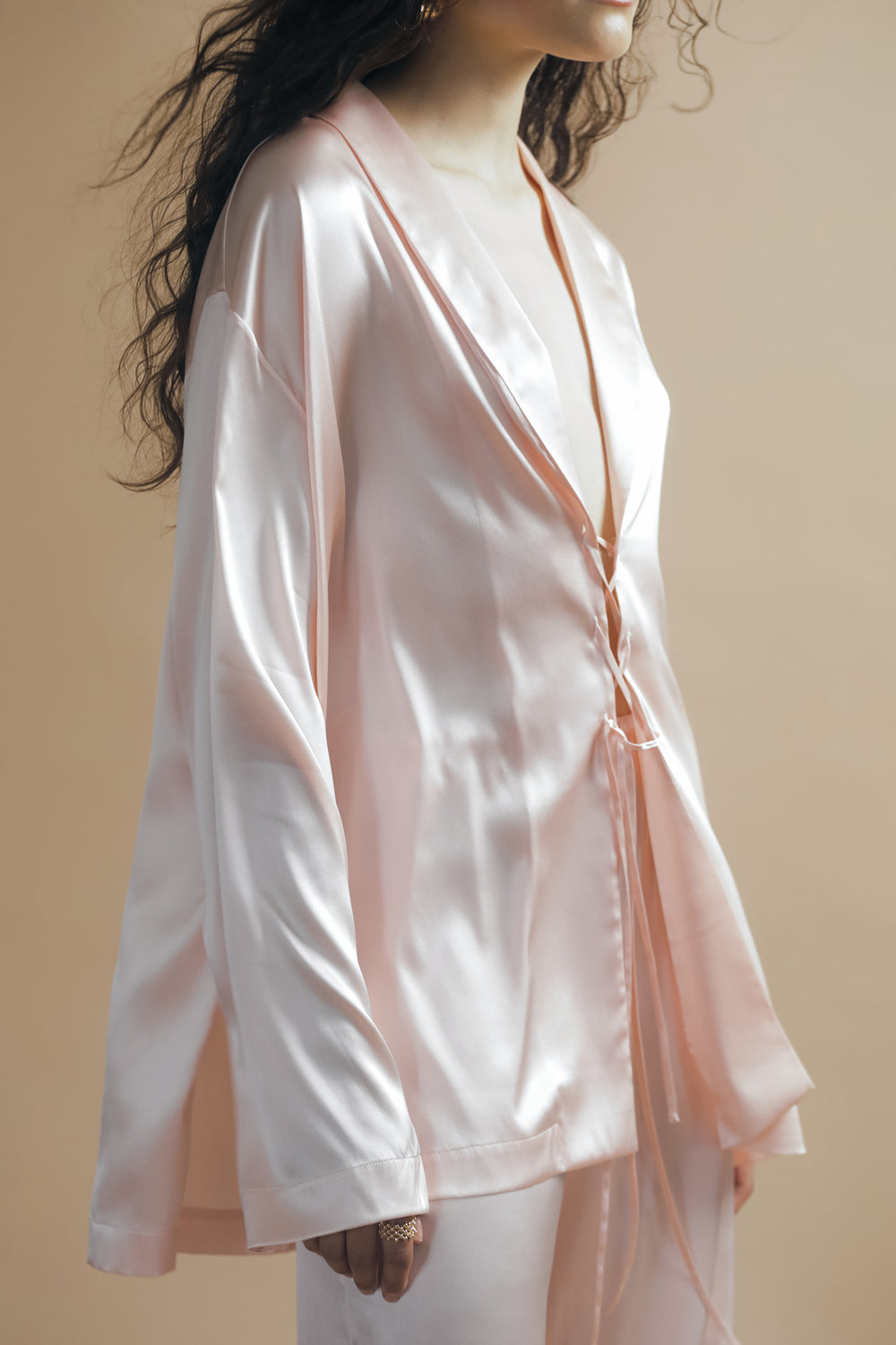 Seidenbluse im Pyjama-Stil
