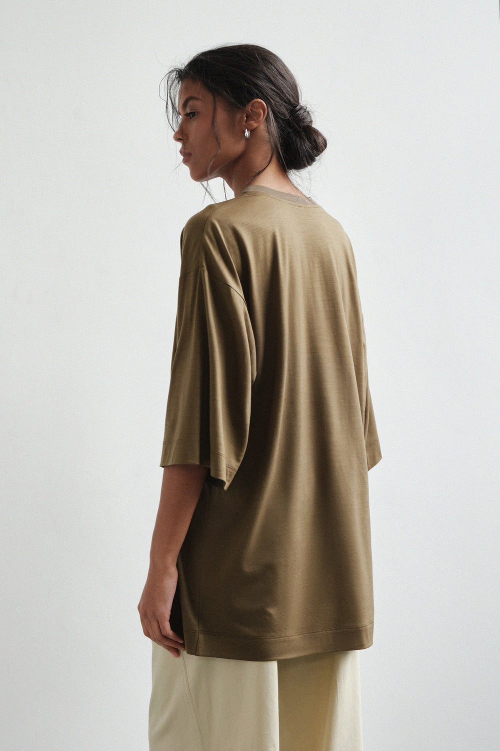Basic T-Shirt in Oliven-Braun